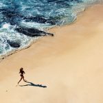 correre sulla spiaggia