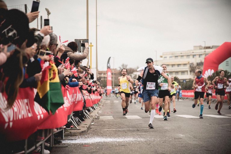 La Roma-Ostia cresce con gli stranieri e interroga i romani, ma resta un rito del running