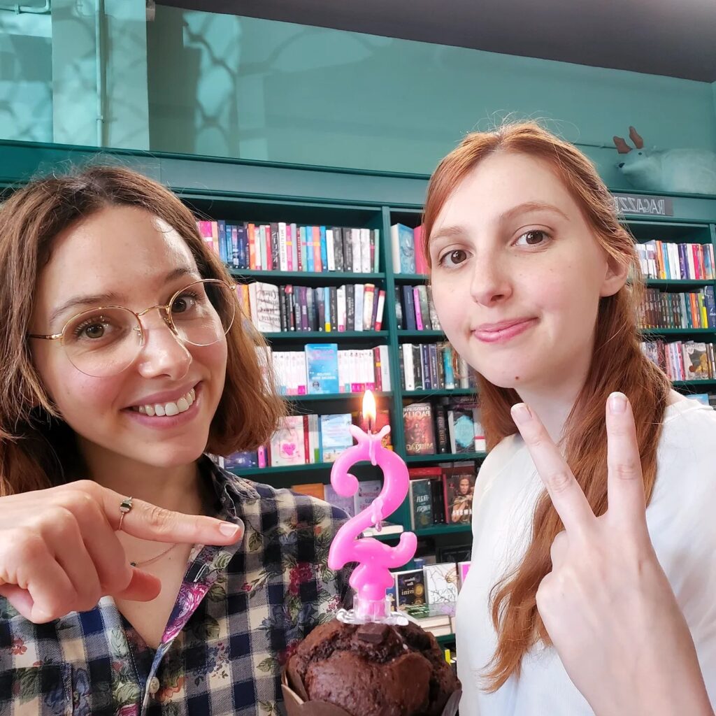 Giulia e Claudia che festeggiano i due anni della loro libreria