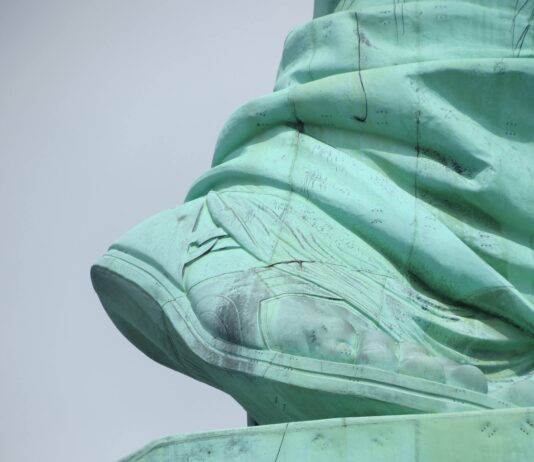 Il tallone alzato della libertà