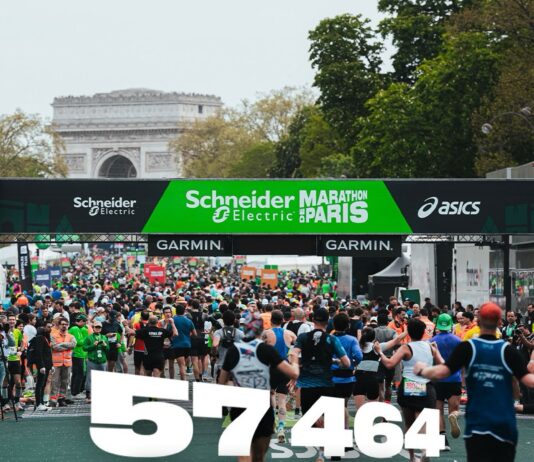 Maratona di Parigi 2026, la rivoluzione dei ristori senza bicchieri convince i runner: “Funziona davvero”