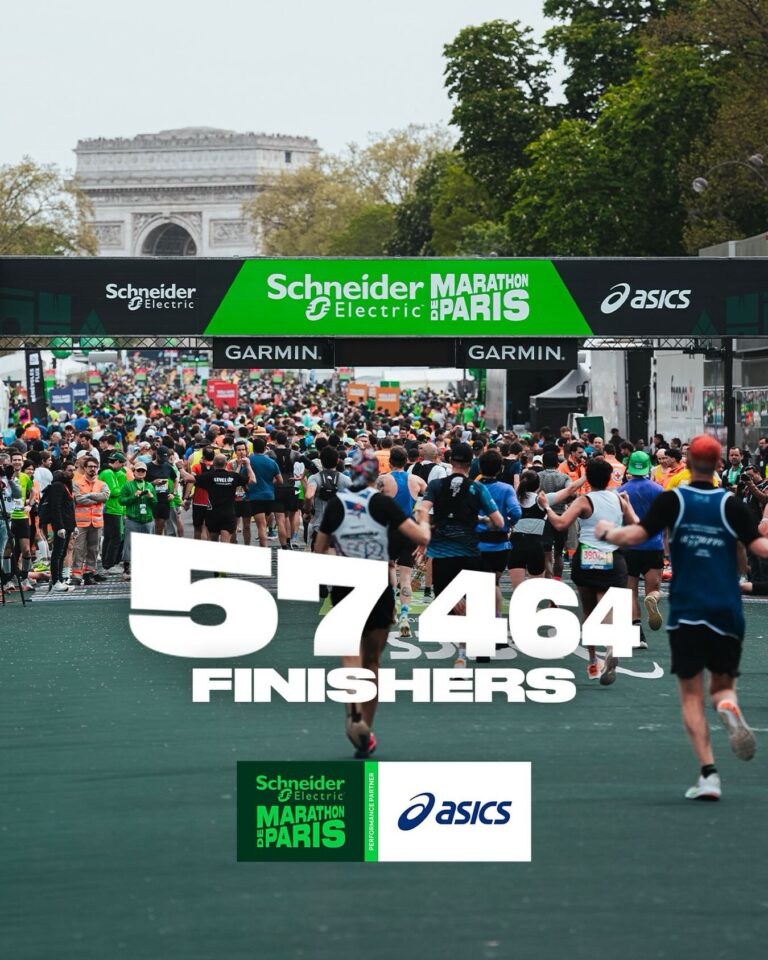Maratona di Parigi 2026, la rivoluzione dei ristori senza bicchieri convince i runner: “Funziona davvero”
